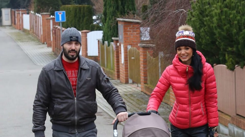 Šťastná rodinka? Aby ne, když Vašek pomáhá s domácností i s malou